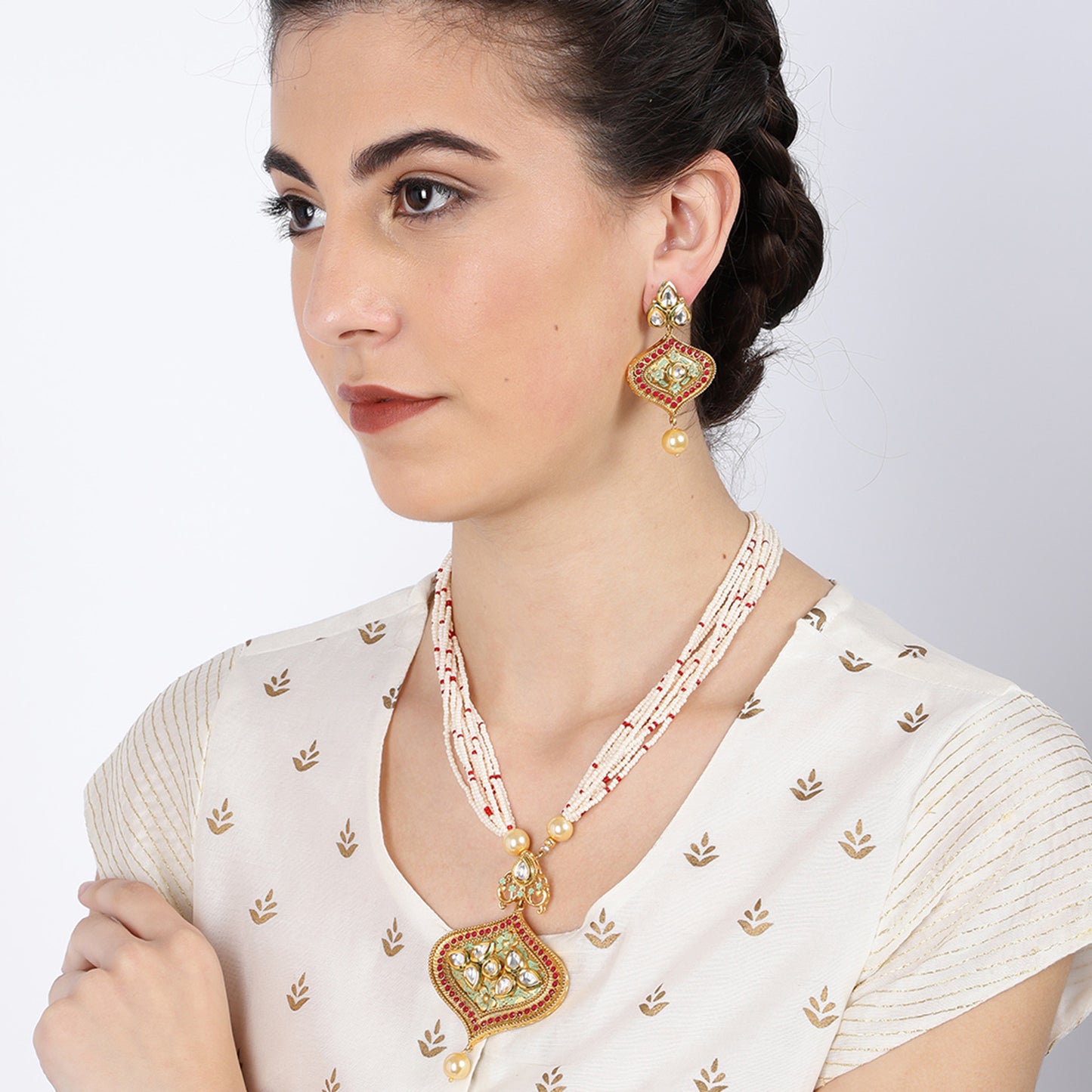 Alluring Kundan Necklace Set
