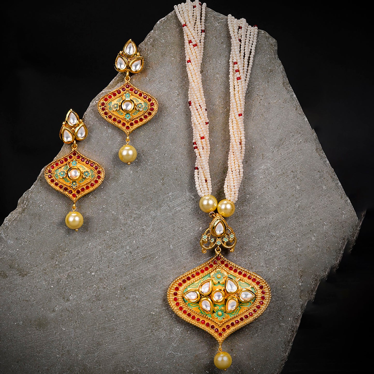 Alluring Kundan Necklace Set