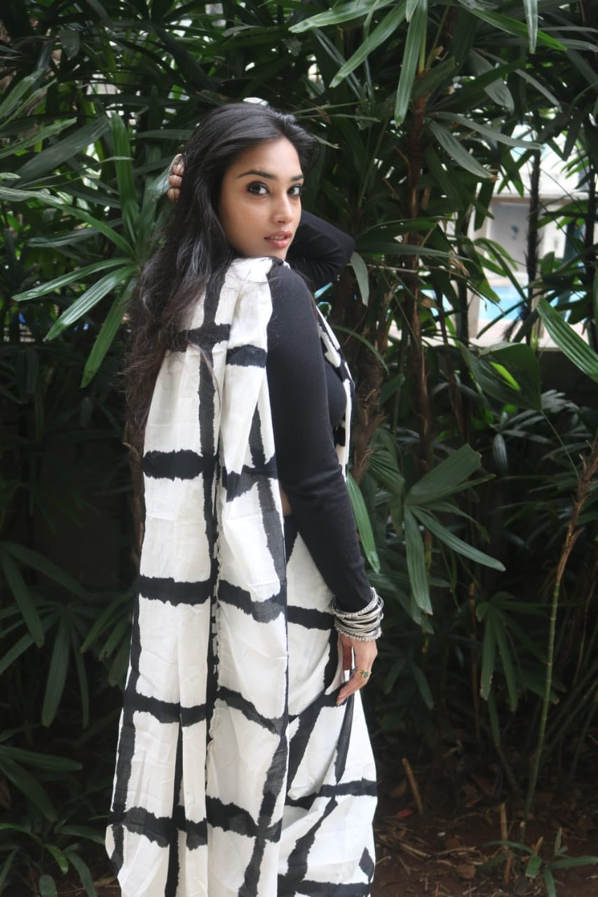 Monochrome Checkered Soft Cotton Saree-TCS003