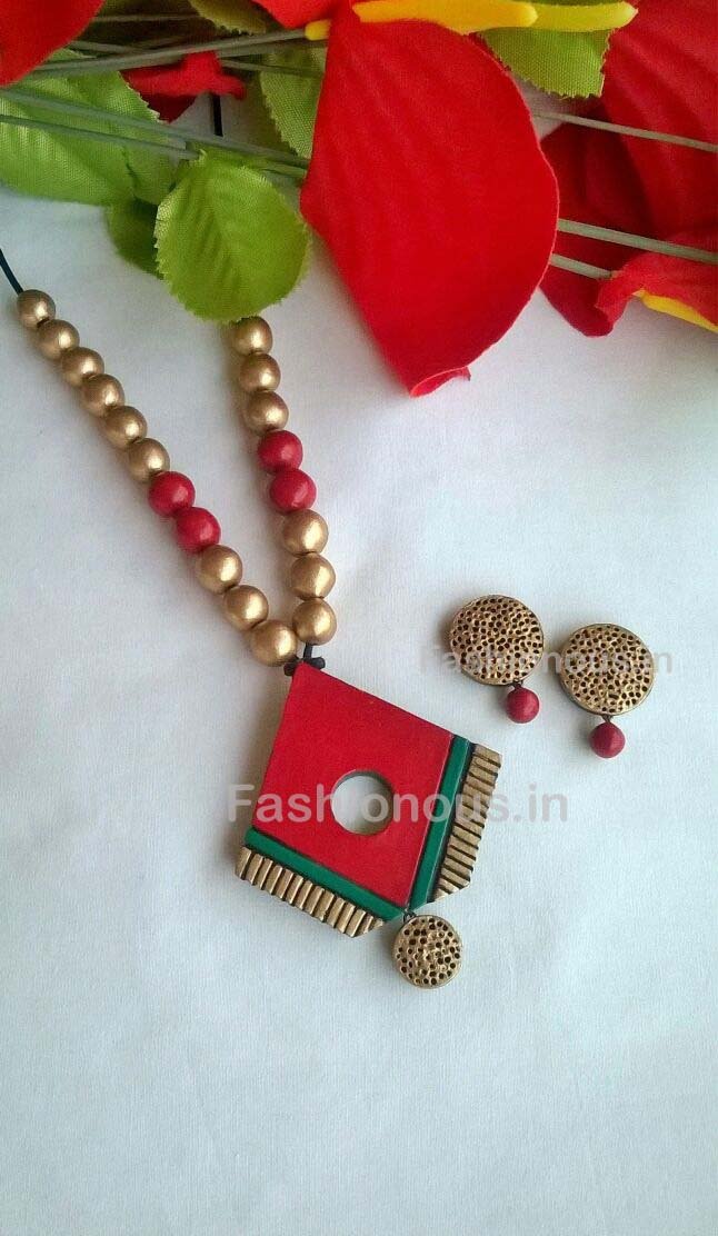Red Pentagon Shaped Terracotta Pendant Set-TJS-051