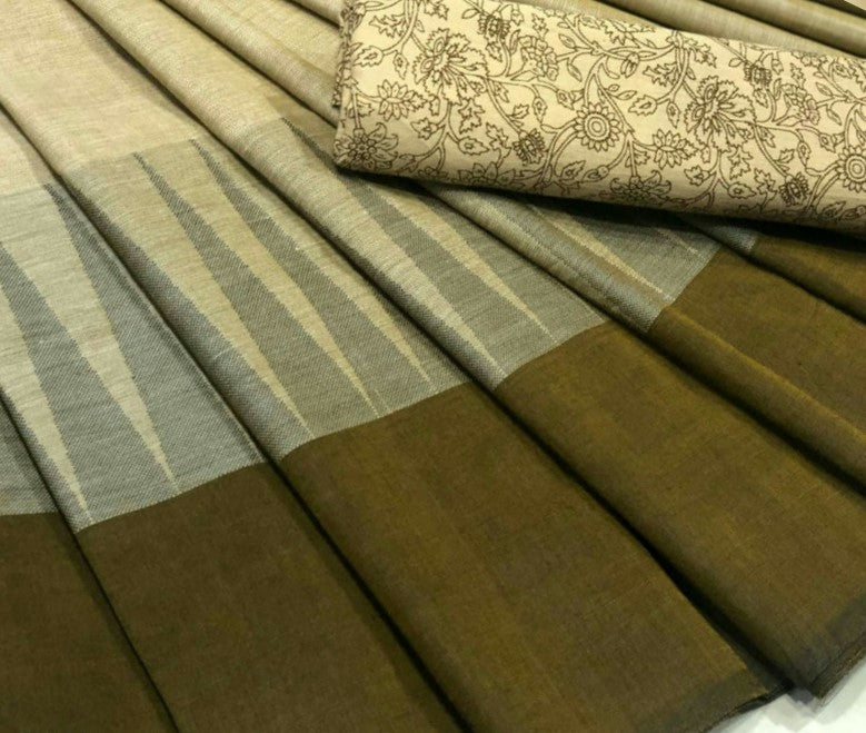 Monochrome Artwork – Crème Chettinad Saree with Olive Green Border and Floral Kalamkari Blouse- CS116