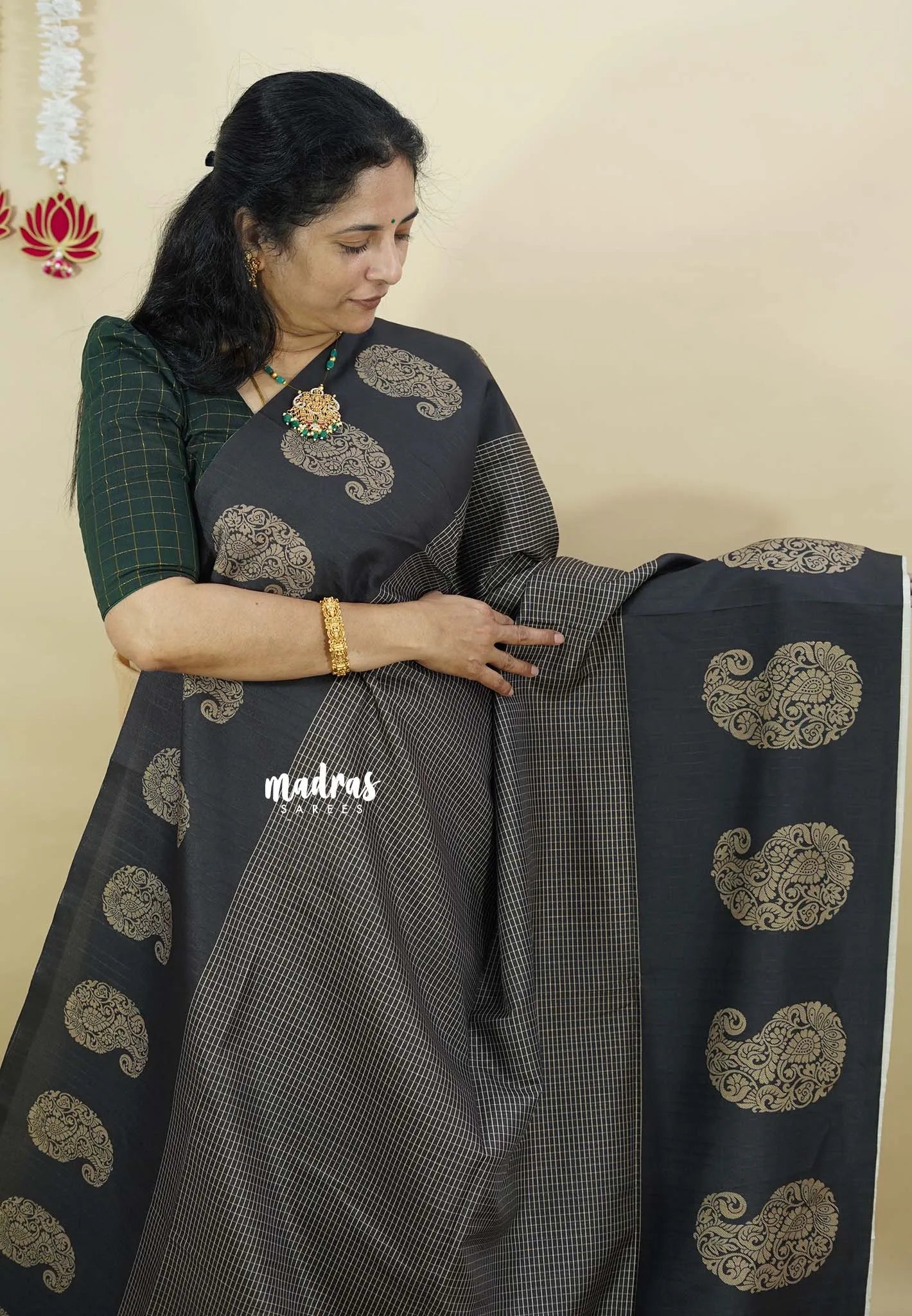 Black - Yamini paper silk blend mango border and sirukattam body Saree