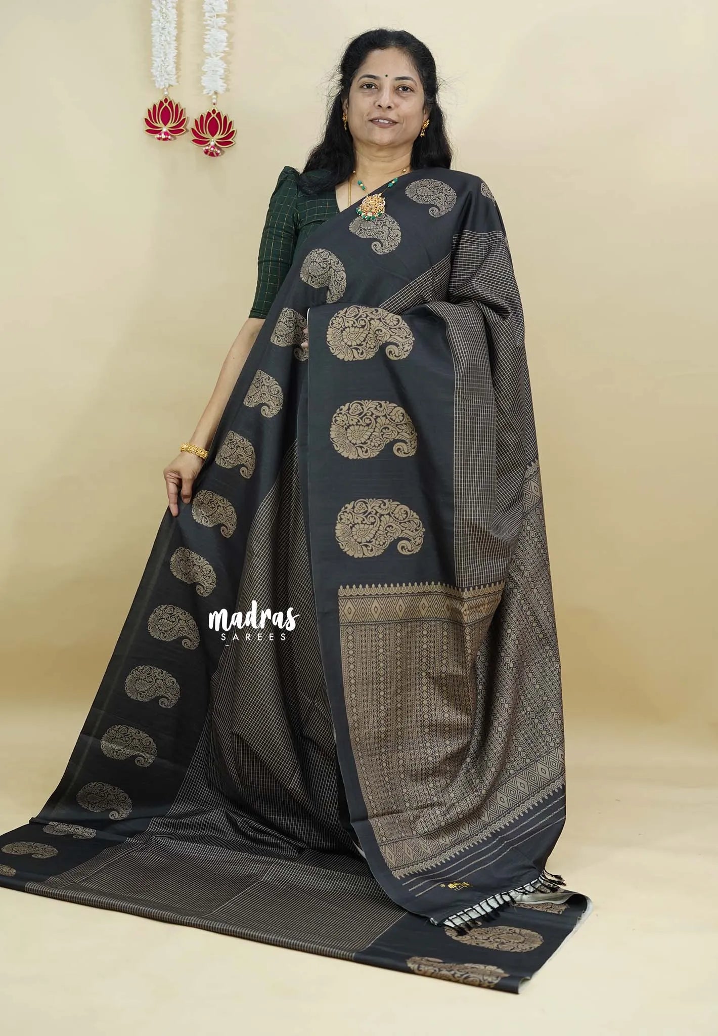 Black - Yamini paper silk blend mango border and sirukattam body Saree