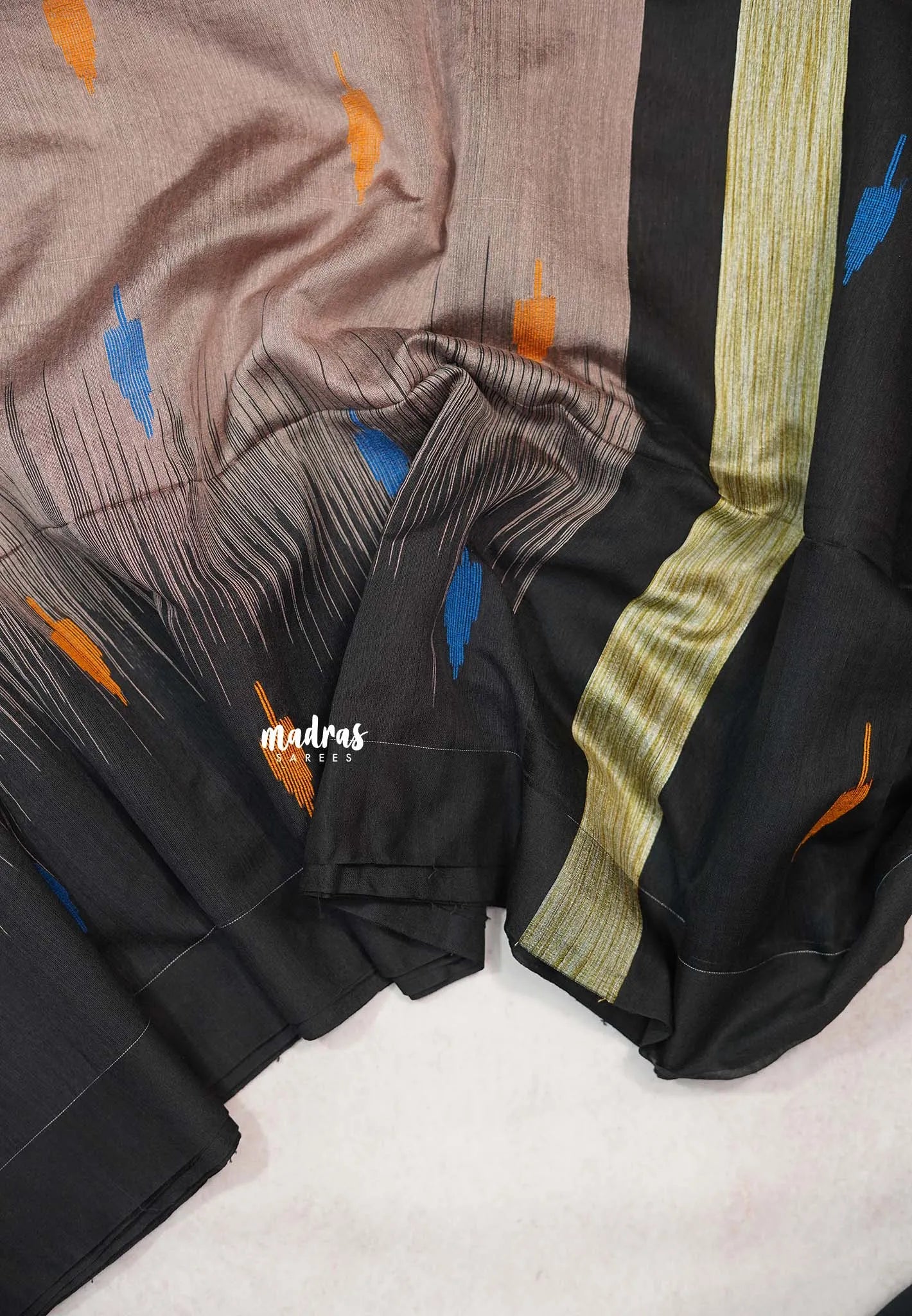 Maheswari - lightweight cotton silk Saree with border - Soft Amber (assorted buttas)