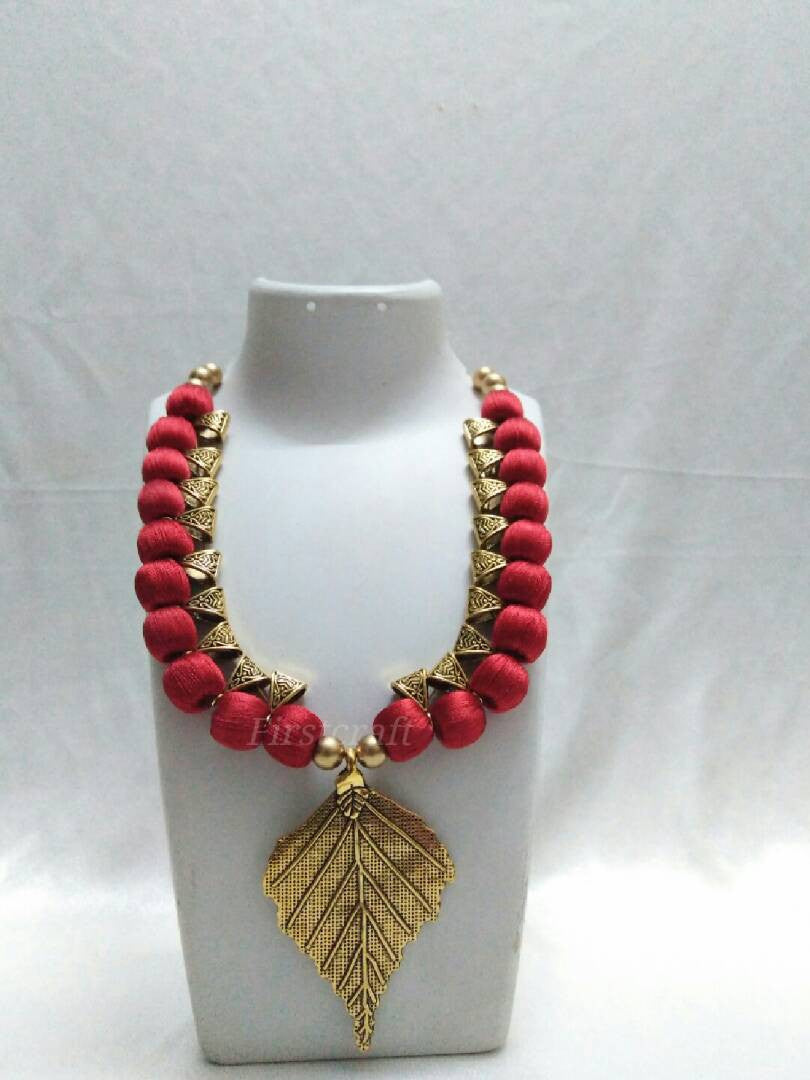 Red bail with leaf pendant neckwear